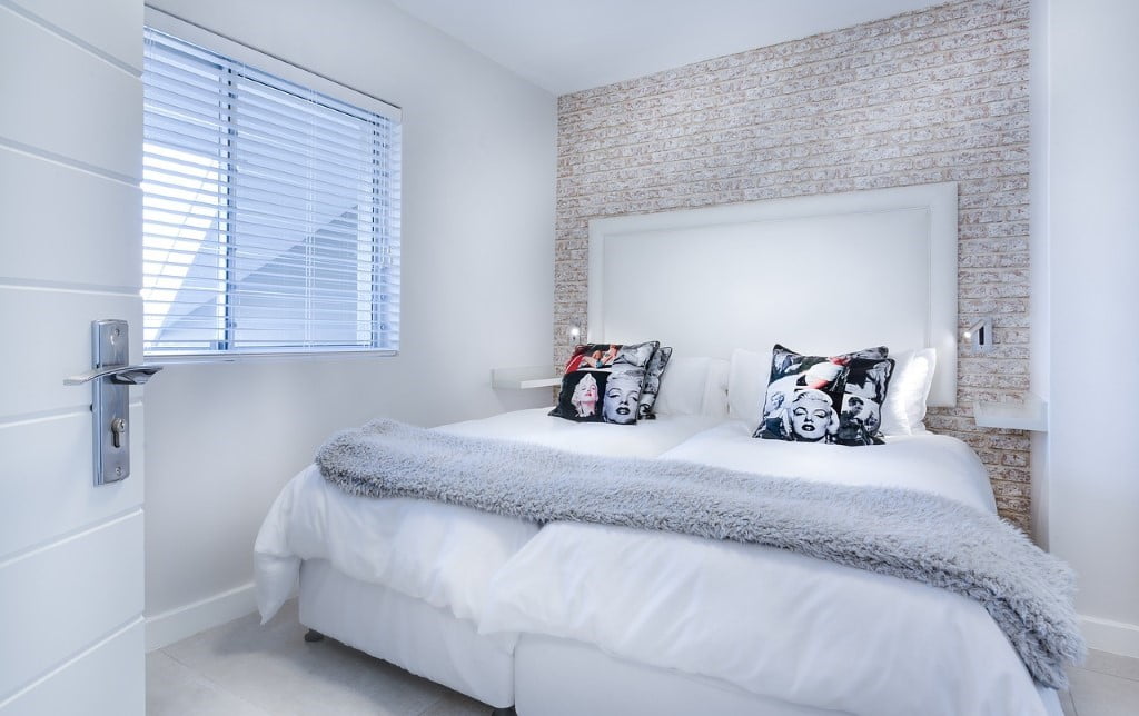 modern-minimalist-bedroom-3147893_1280.jpg